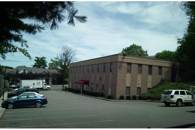 526 Bloomfield Ave, Caldwell, NJ à louer - Photo du bâtiment - Image 3 de 46