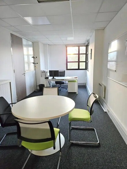 Office in Guyancourt for lease - Interior Photo - Image 3 of 22