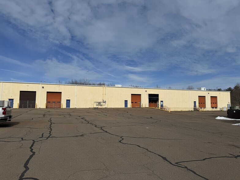 250 Nutmeg Rd S, South Windsor, CT à vendre - Photo du bâtiment - Image 3 de 19