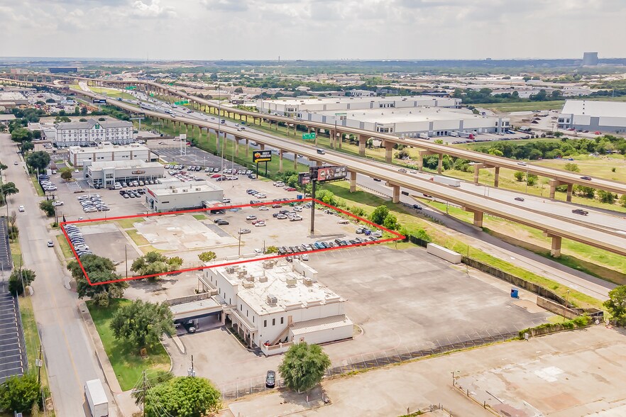 10945 Composite Dr, Dallas, TX à vendre - Photo du bâtiment - Image 3 de 6