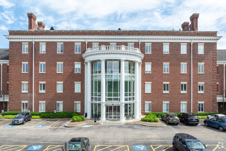 12 Salt Creek Ln, Hinsdale, IL à louer - Photo du bâtiment - Image 2 de 10