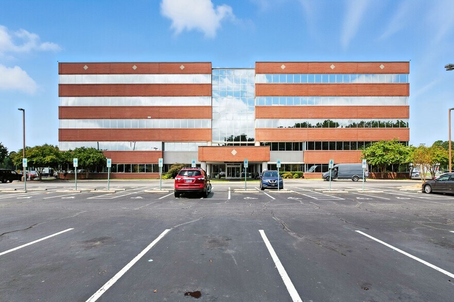 901 N Winstead Ave, Rocky Mount, NC à louer - Photo du bâtiment - Image 2 de 13