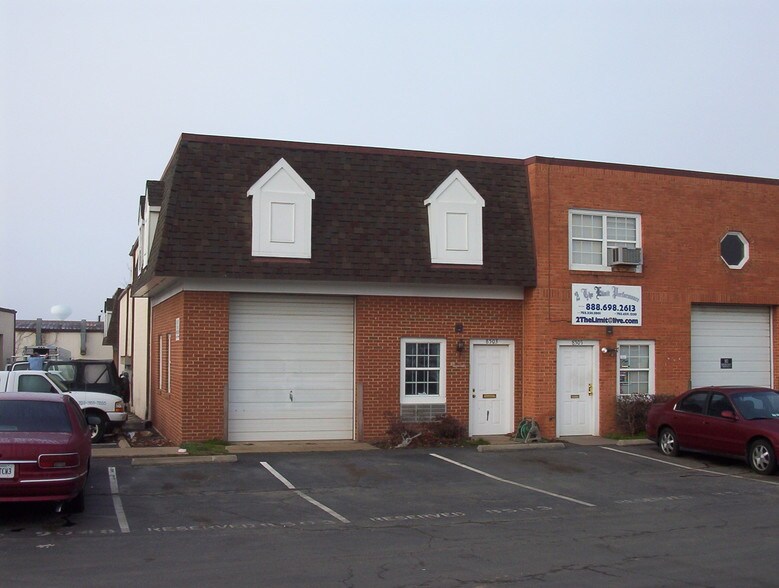 8501-8509 Bucyrus Ct, Manassas, VA à louer - Photo du bâtiment - Image 2 de 5