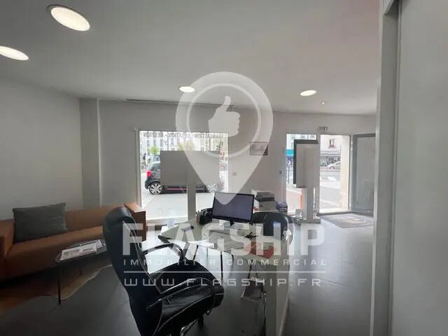 Retail in Vincennes for lease Building Photo- Image 1 of 4