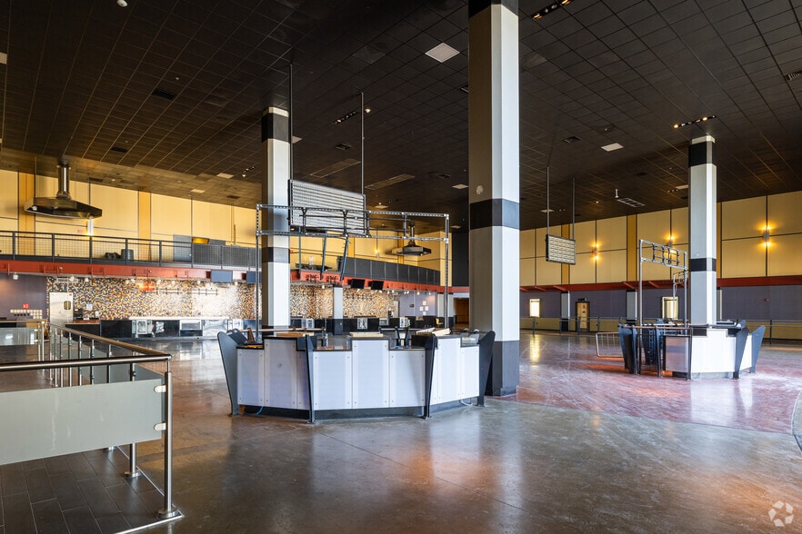 3930 E Dupont Rd, Fort Wayne, IN for lease - Interior Photo - Image 3 of 19