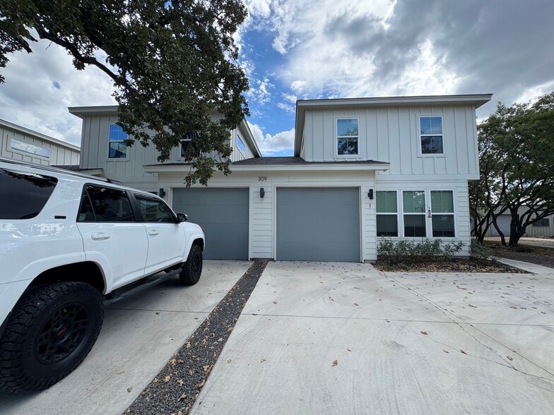 309 E Pecan St, Burnet, TX à vendre - Photo du bâtiment - Image 2 de 4