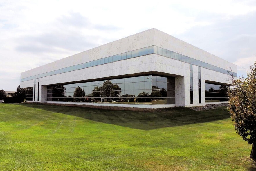 5750 New King St, Troy, MI for lease - Building Photo - Image 3 of 7