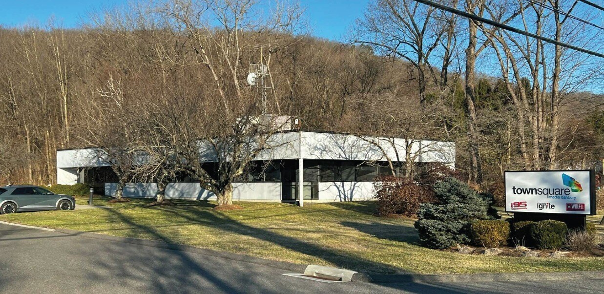 1014 Federal Rd, Brookfield, CT à vendre Photo du bâtiment- Image 1 de 6