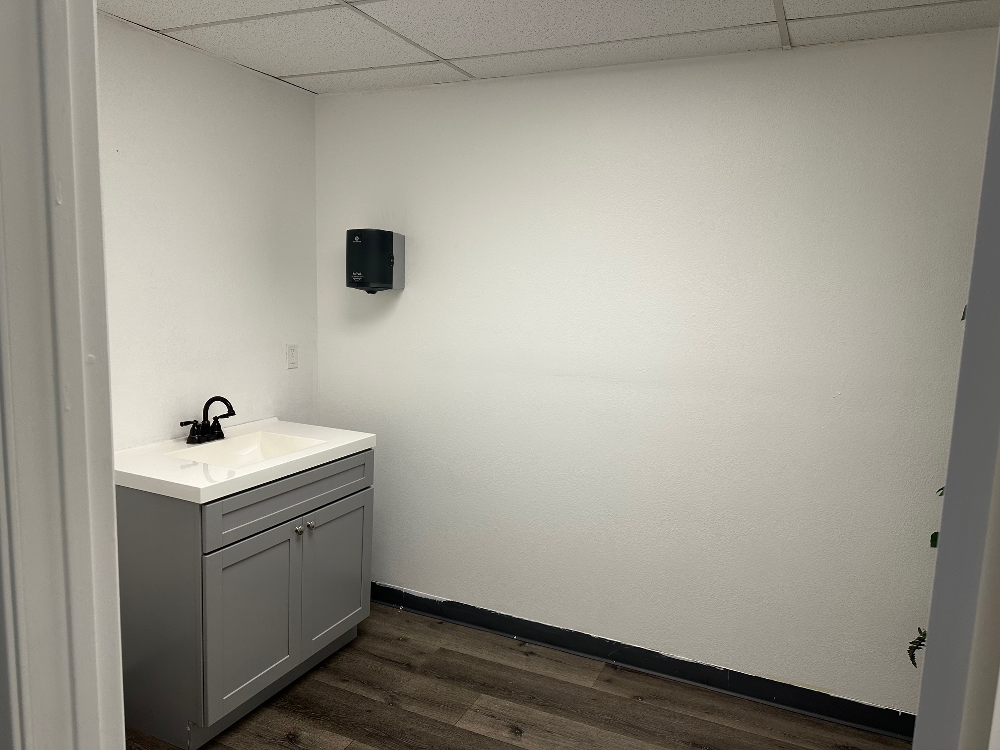 1830 Lockwood St, Oxnard, CA for lease Building Photo- Image 1 of 23