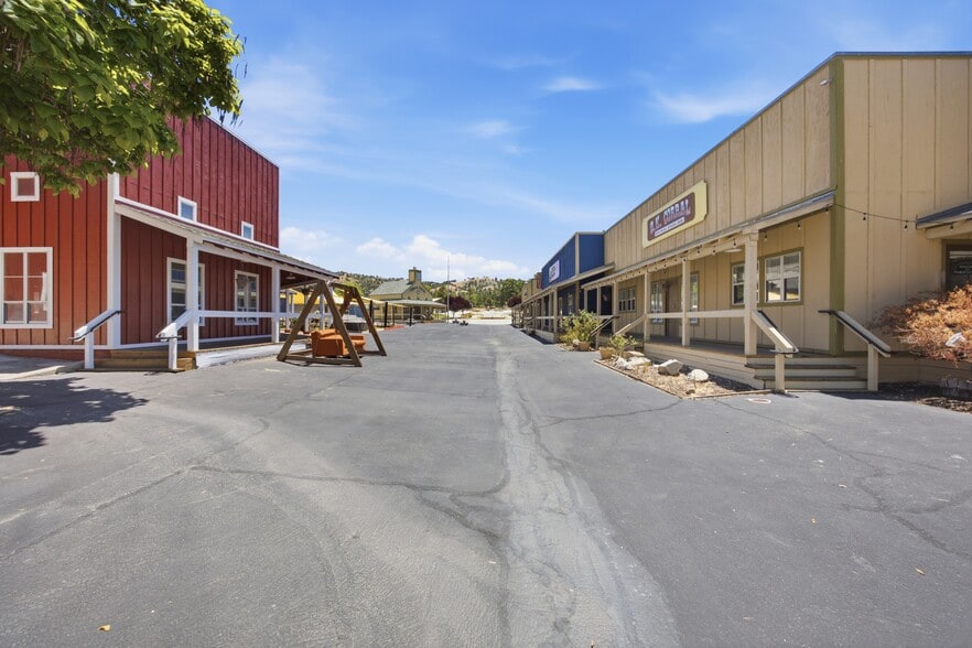 28400 Stallion Springs Dr, Tehachapi, CA for lease - Building Photo - Image 2 of 8