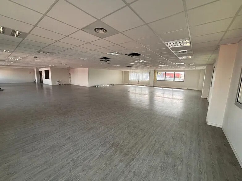 Flex in Saint-Priest for lease - Interior Photo - Image 3 of 7