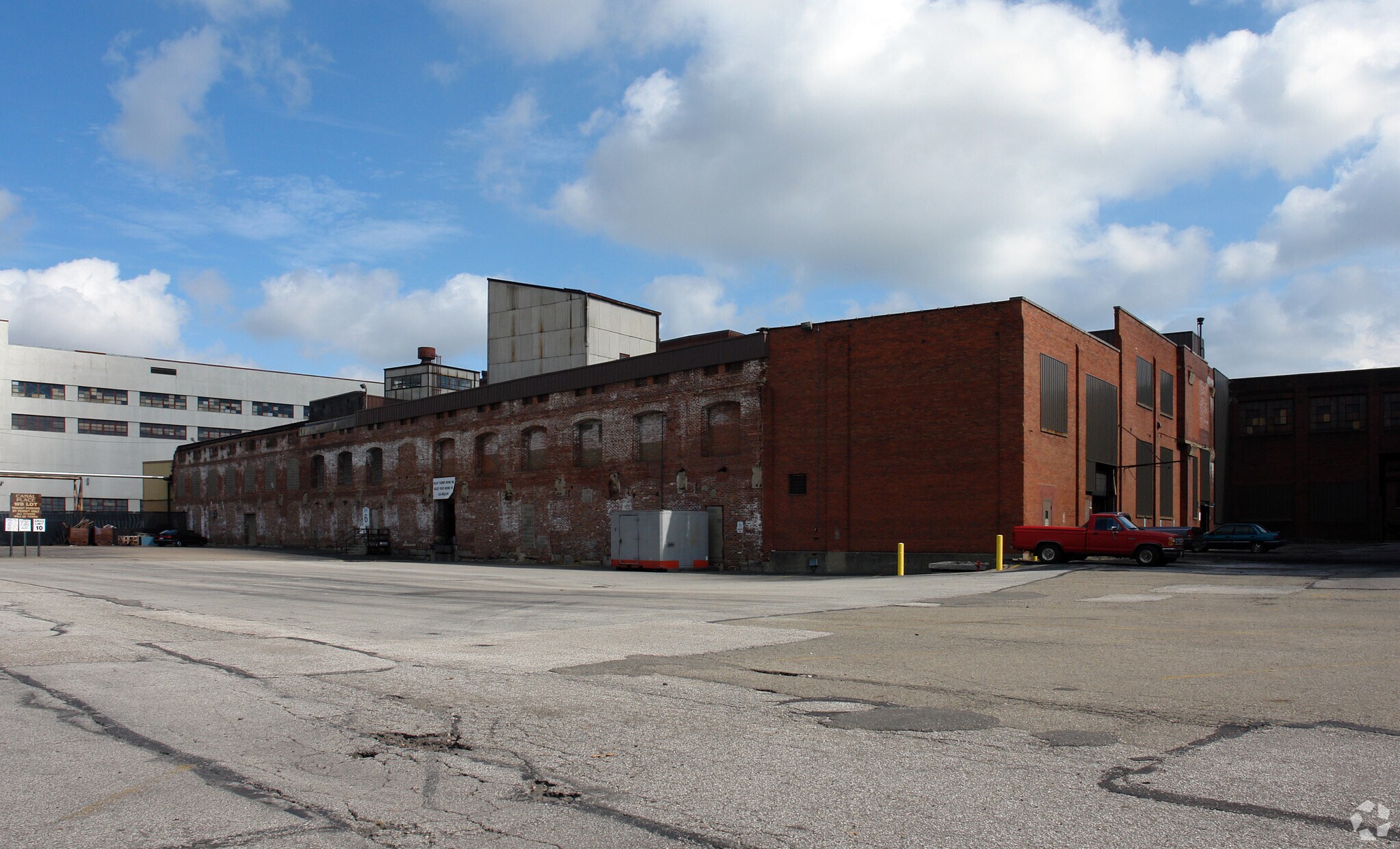 540 S Main St, Akron, OH à louer Photo du bâtiment- Image 1 de 54