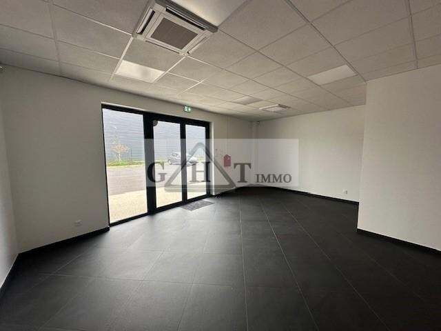 Office in Saint-Pierre-du-Perray for lease - Interior Photo - Image 2 of 9