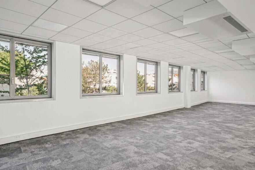 Office in Lyon for lease - Interior Photo - Image 3 of 9