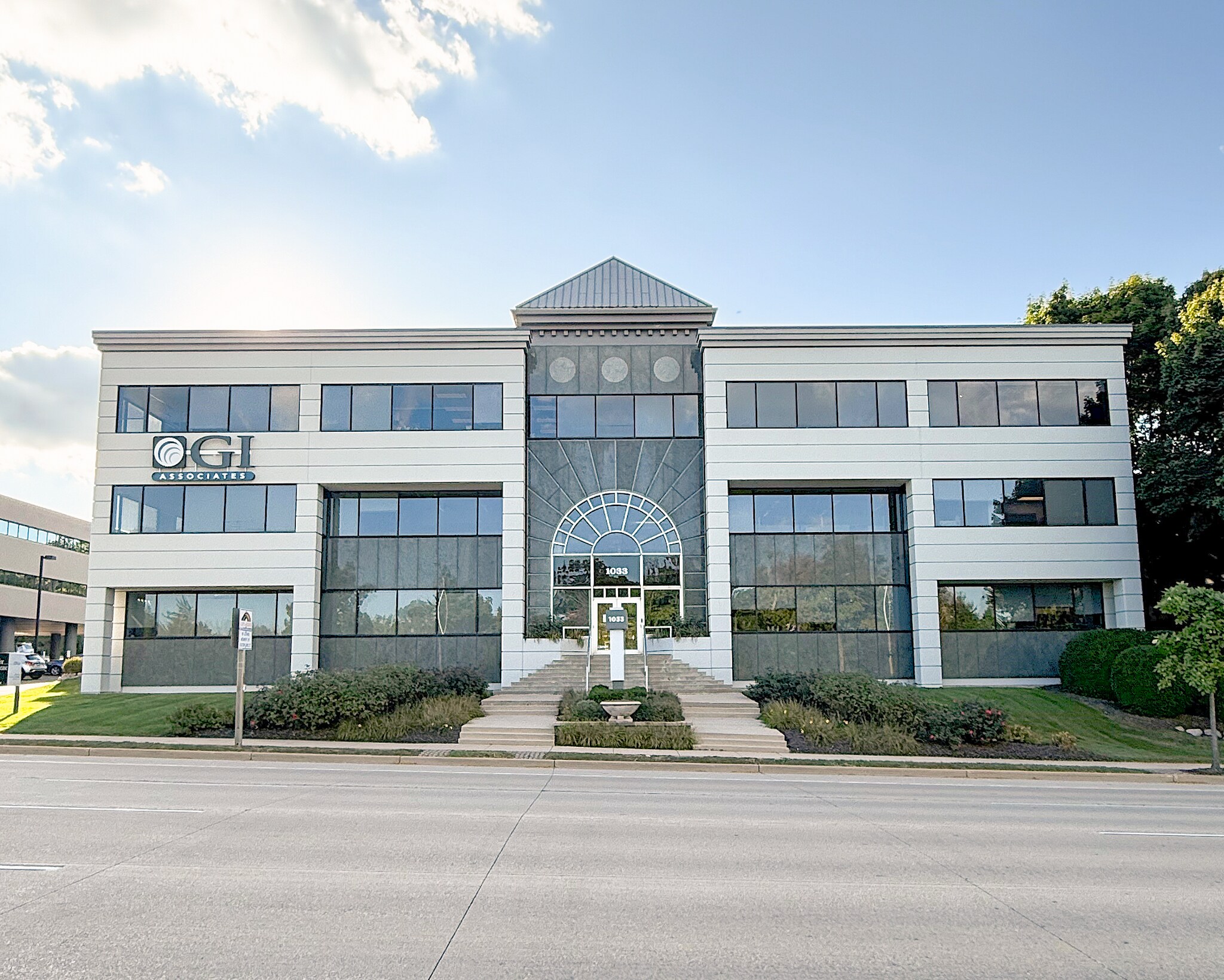 1033 N Mayfair Rd, Wauwatosa, WI for lease Primary Photo- Image 1 of 13