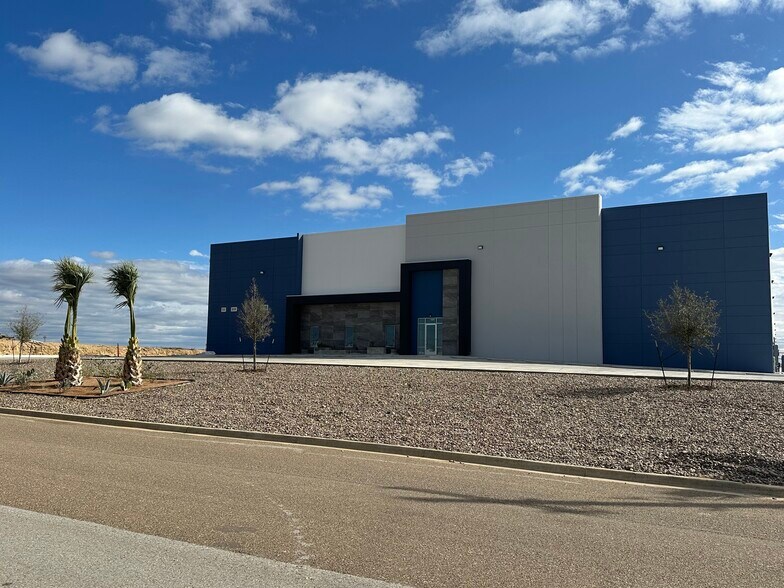 1513 Vidal Cantu rd, Laredo, TX à louer - Photo du bâtiment - Image 2 de 6