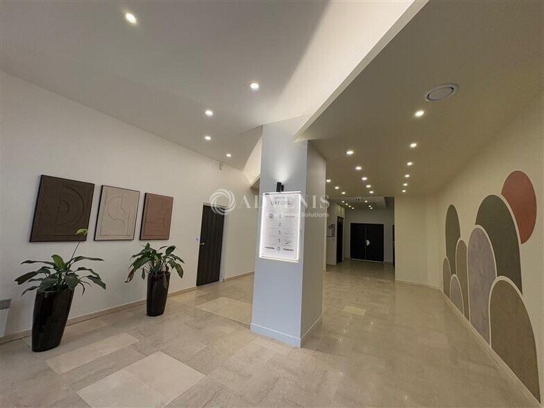 Office in Montigny-le-Bretonneux for lease - Lobby - Image 3 of 5