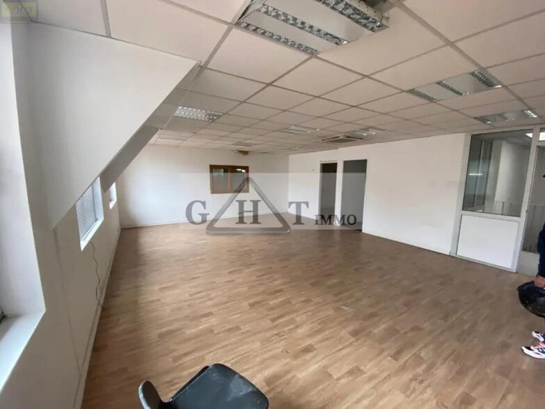 Industrial in Maisons-Alfort for sale - Interior Photo - Image 1 of 5