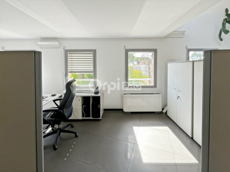 Office in Gémenos for lease - Building Photo - Image 2 of 12