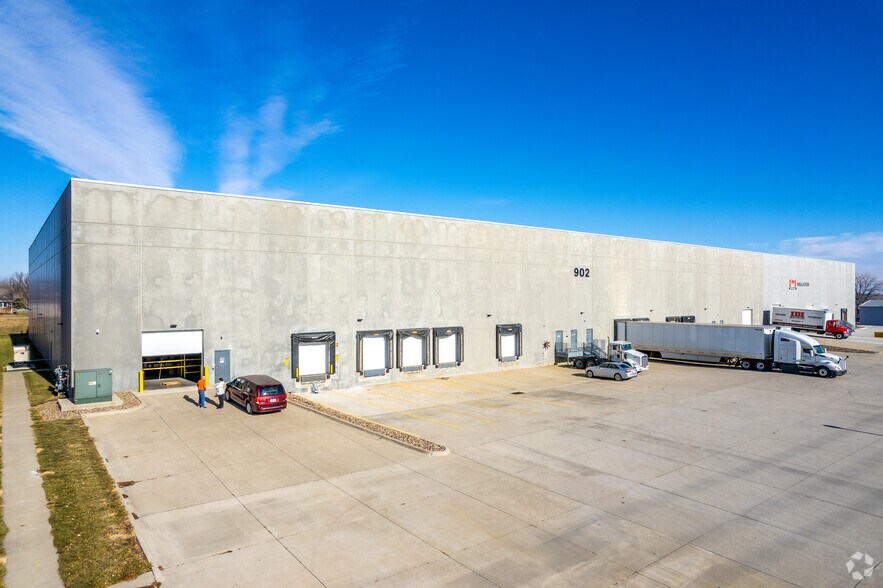902 SE Shurfine Dr, Ankeny, IA for lease - Building Photo - Image 2 of 7