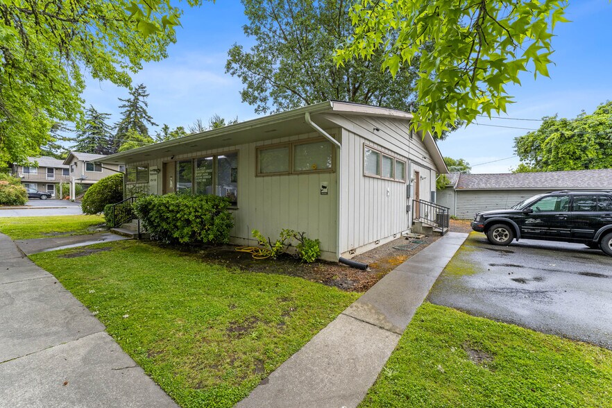 515 NE 8th St, Grants Pass, OR à vendre - Photo du bâtiment - Image 3 de 19