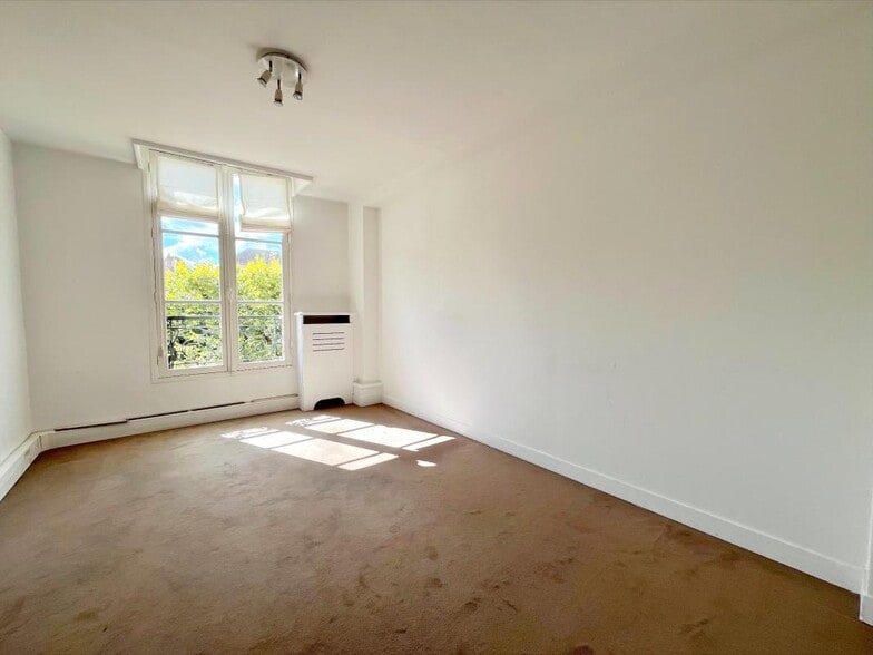 Office in Versailles for lease - Interior Photo - Image 3 of 11