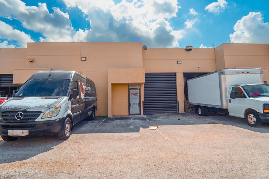 2104-2120 W 62nd St, Hialeah, FL for lease - Building Photo - Image 3 of 11