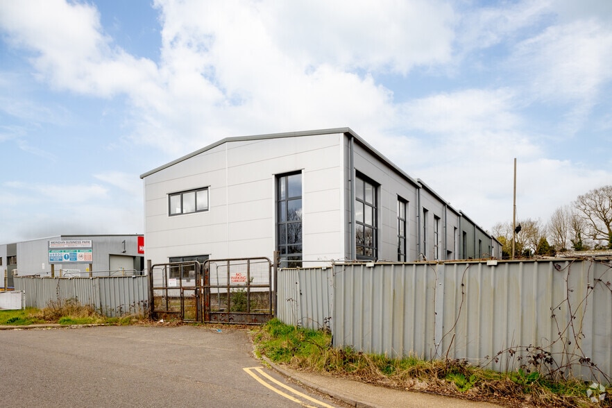 Fishponds Rd, Wokingham for sale - Building Photo - Image 3 of 6