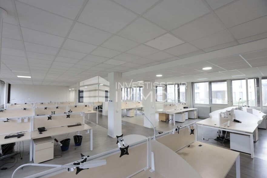 Office in Boissy Saint Leger for lease - Building Photo - Image 2 of 7