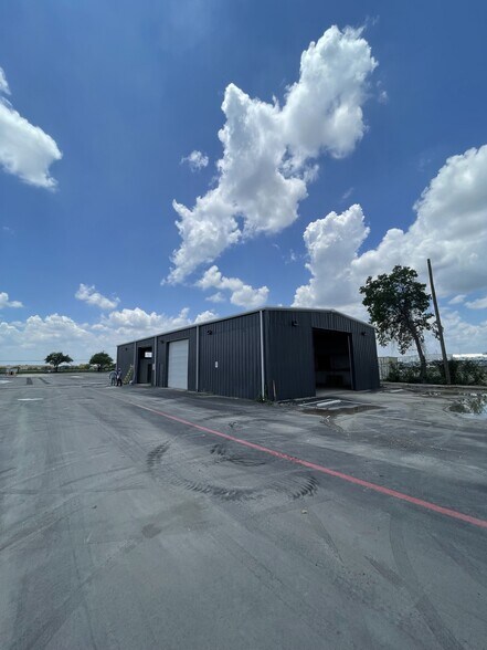 6910 NE Loop 410, San Antonio, TX à louer - Photo du bâtiment - Image 1 de 11