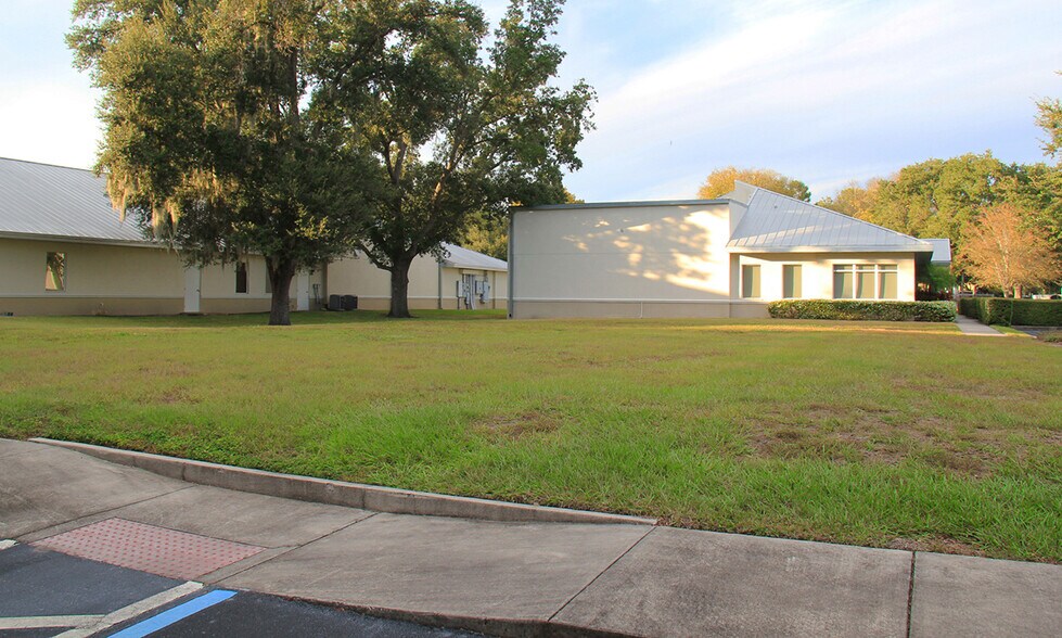 5941-5943 Webb Rd, Tampa, FL à louer - Photo du bâtiment - Image 1 de 5