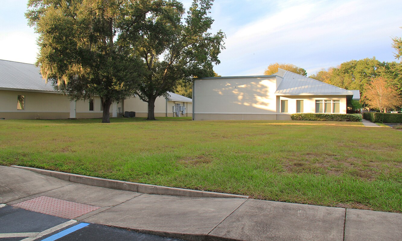 5941-5943 Webb Rd, Tampa, FL à louer Photo du bâtiment- Image 1 de 6