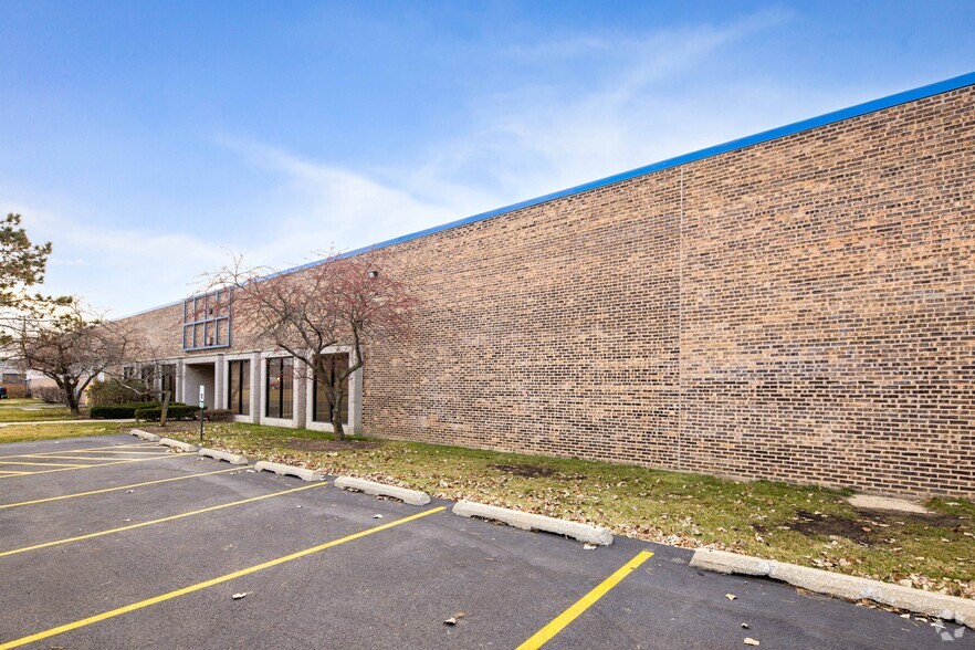 3740-3742 Hawthorne Ct, Waukegan, IL à louer - Photo du bâtiment - Image 3 de 9
