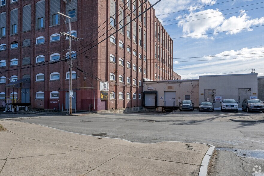 209 Weeden St, Pawtucket, RI à louer - Photo du bâtiment - Image 3 de 12