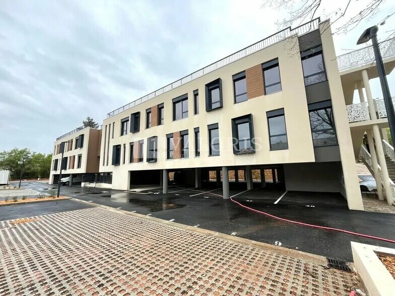 Office in Meyreuil for lease - Building Photo - Image 3 of 14