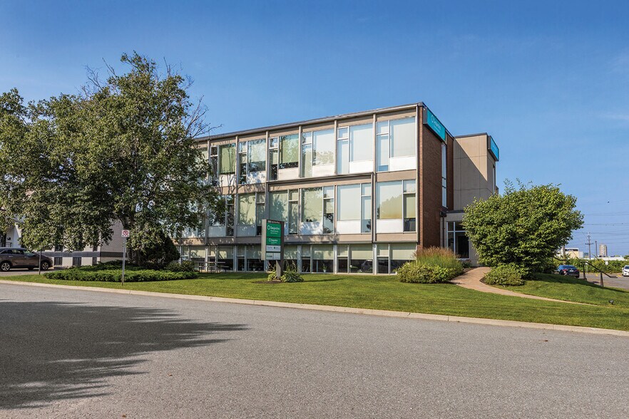 880 Lady Ellen Pl, Ottawa, ON à louer - Photo du bâtiment - Image 2 de 7