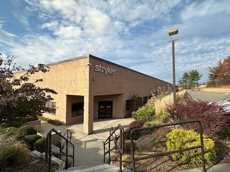 1 Pearl Ct, Allendale, NJ à louer - Photo du bâtiment - Image 3 de 8