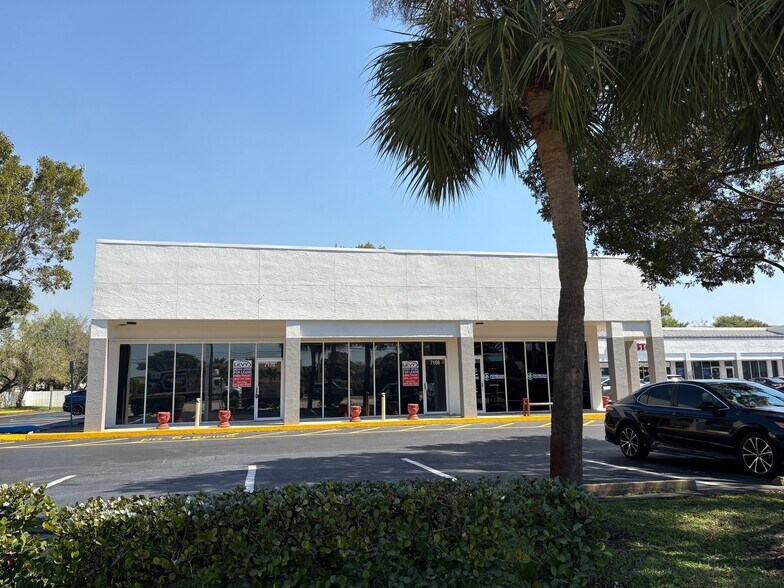 7118-7170 N Nob Hill Rd, Tamarac, FL à louer - Photo du bâtiment - Image 2 de 20