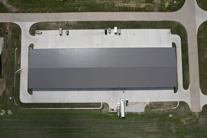 1311 NW Laurel St, Elkhart, IA à louer - Photo du bâtiment - Image 3 de 9