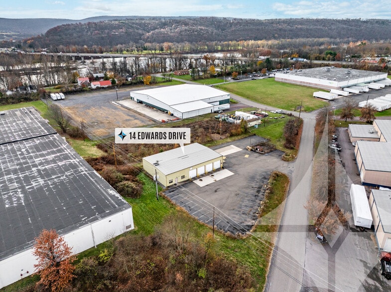 14 Edwards Dr, Bloomsburg, PA à vendre - Photo du bâtiment - Image 3 de 5