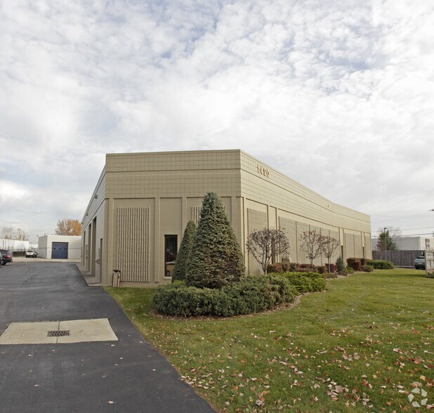 1490 Premier Dr, Troy, MI à louer - Photo du bâtiment - Image 2 de 4
