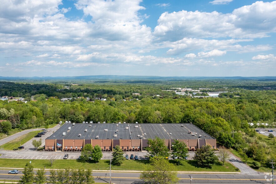 15 Industrial Dr, Middletown, NY à louer - Aérien - Image 3 de 4