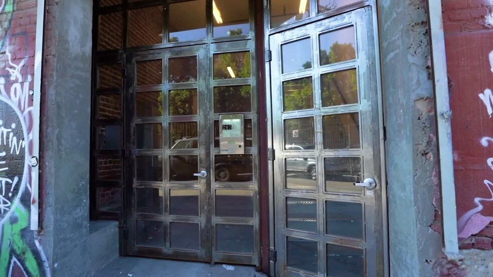 2079 E 15th St, Los Angeles, CA à louer - Vidéo sur l’inscription commerciale - Image 2 de 18