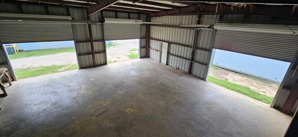 130 Grand Ave, Bacliff, TX à vendre - Photo du bâtiment - Image 2 de 34