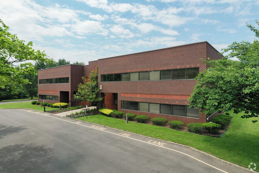 960 Holmdel Rd, Holmdel, NJ à louer - Photo du bâtiment - Image 1 de 9
