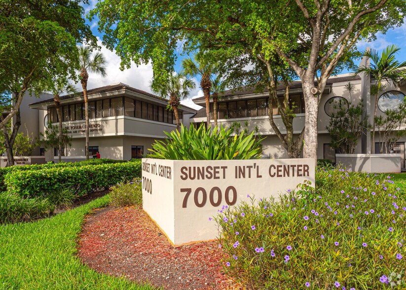 7000 SW 97th Ave, Miami, FL à vendre - Photo du bâtiment - Image 1 de 6