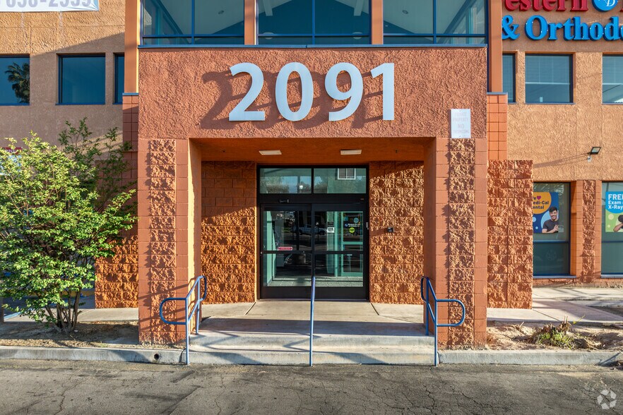 2091 W Florida Ave, Hemet, CA à louer - Photo du bâtiment - Image 3 de 7