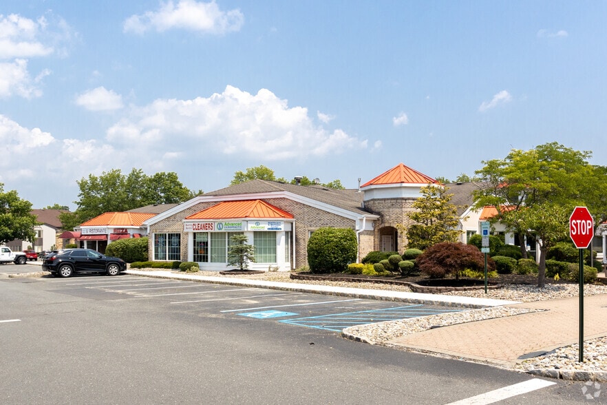613 Hope Rd, Eatontown, NJ for lease - Building Photo - Image 2 of 10