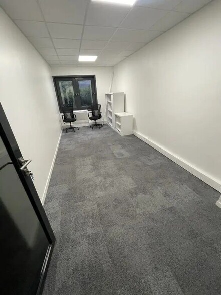 Office in Suresnes for lease - Interior Photo - Image 2 of 31