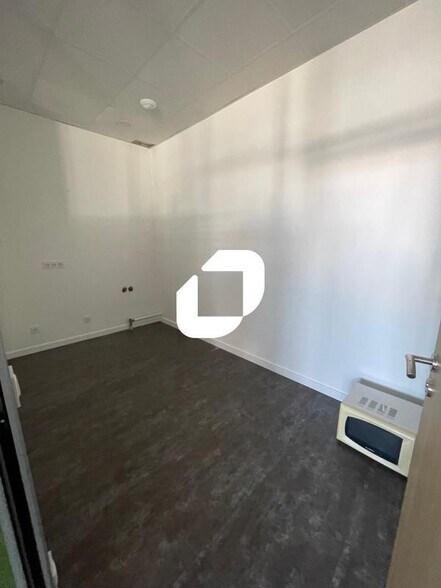 Office in Echirolles for lease - Interior Photo - Image 3 of 8